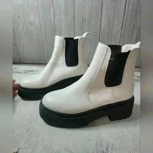 NWT, Forever 21 white boots. Size 8 - Picture 2 of 8